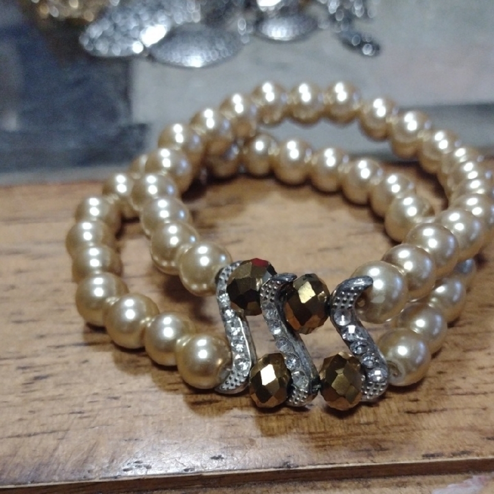 Elegant Pearl Stretch Bracelet with Gold Accents